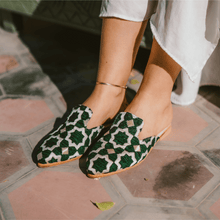 Load image into Gallery viewer, THE NOUR handcrafted Moroccan leather slipper in green on model — LUXUL COLLECTIVE