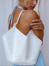Load image into Gallery viewer, The Padma leather tote in White, on model — LUXUL COLLECTIVE 